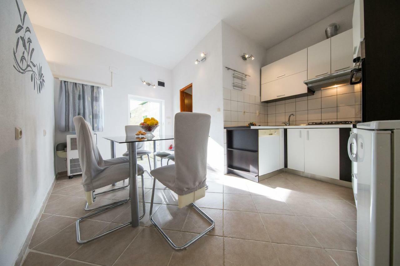 Strma Apartments Vis Bagian luar foto