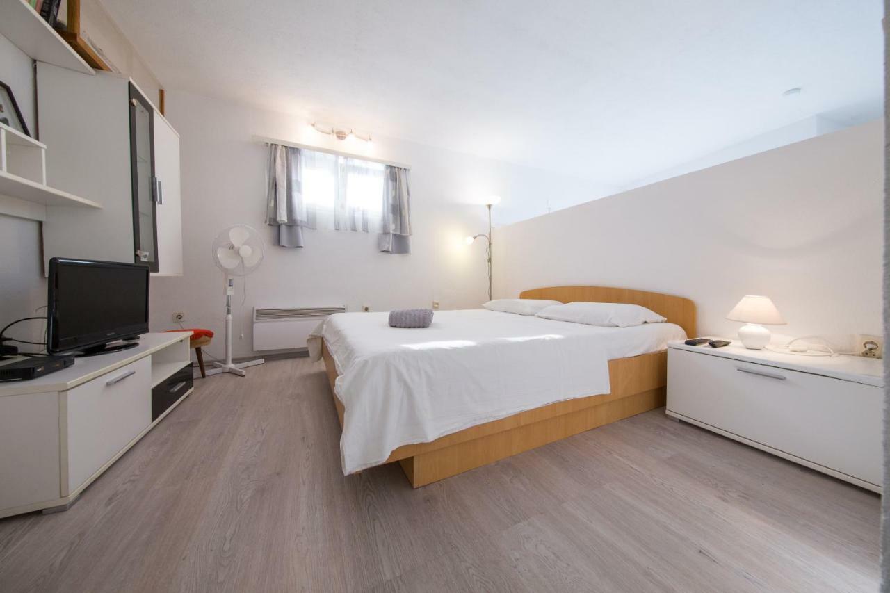 Strma Apartments Vis Bagian luar foto